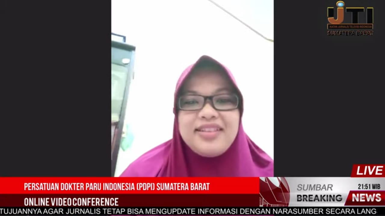 Dokter Spesialis Paru Rumah Sakit Paru Lubuk Alung,Rizky Amelia memberikan penjelasan kepada wartawan saat jumpa pers online yang diadakan IJTI Sumbar. (Foto: Irwanda)