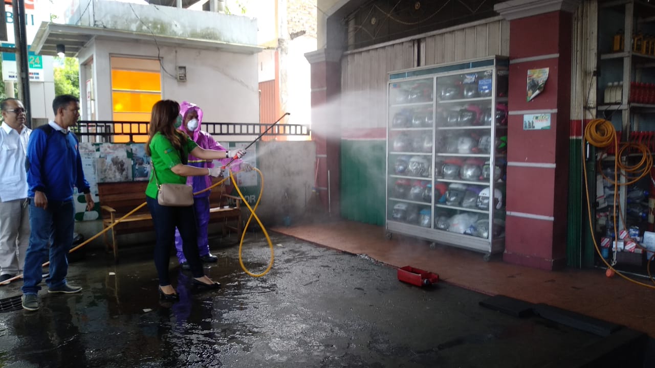 Organisasi Tanggap Bencana Indonesia Raya (Tabir) Sumbar menyemprotman desinfektan ke rumah warga Padang