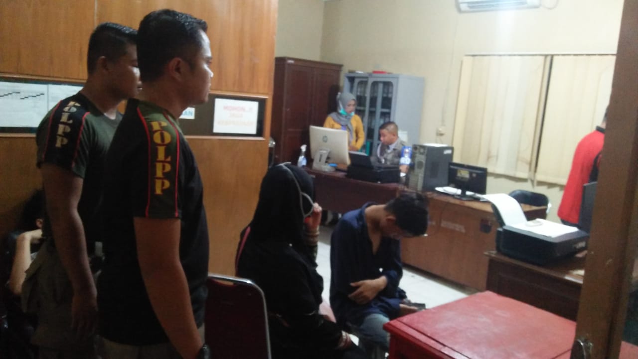 Sejumlah remaja saat diinterogasi di Markas Satpol PP Padang. (Foto: Humas Satpol PP Padang)