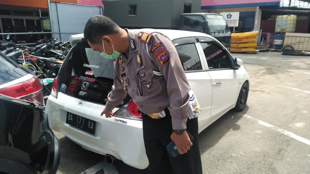Mobil ugal-ugalan yang penumpangnya mengaku anggota dewan ditahan Polresta Padang