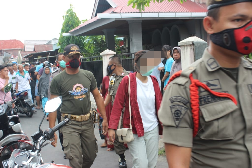 Pasangan diduga mesum saat ditangkap Satpol PP Padang