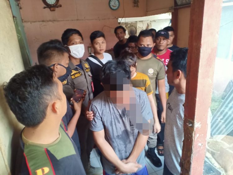 Mahasiswa diduga mesum saat ditangkap Satpol PP Padang