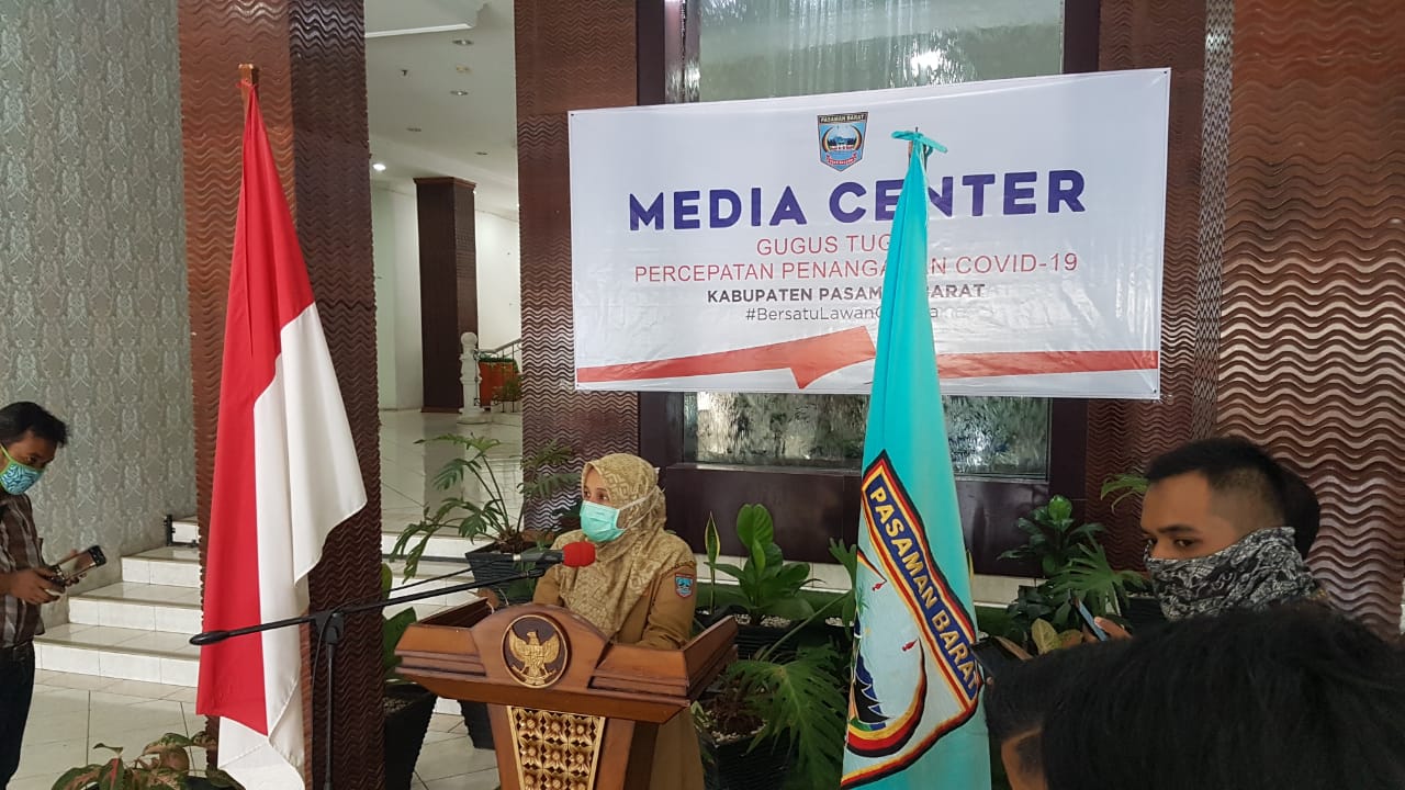 Jubir Tim Teknis Covid-19 Dinkes Pasaman Barat, dr Gina Alecia memberikan keterangan pers. (Sumber: Iyan)