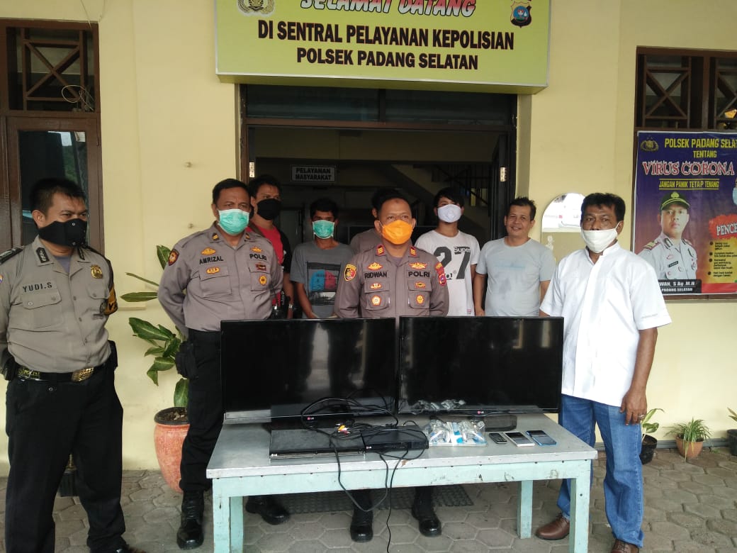 Kapolsek Padang Selatan, AKP Ridwan beserta jajarannya memperlihatkan barang bukti hasil curian tiga komplotan pelaku pencurian di kediaman WN Australia. (Istimewa)