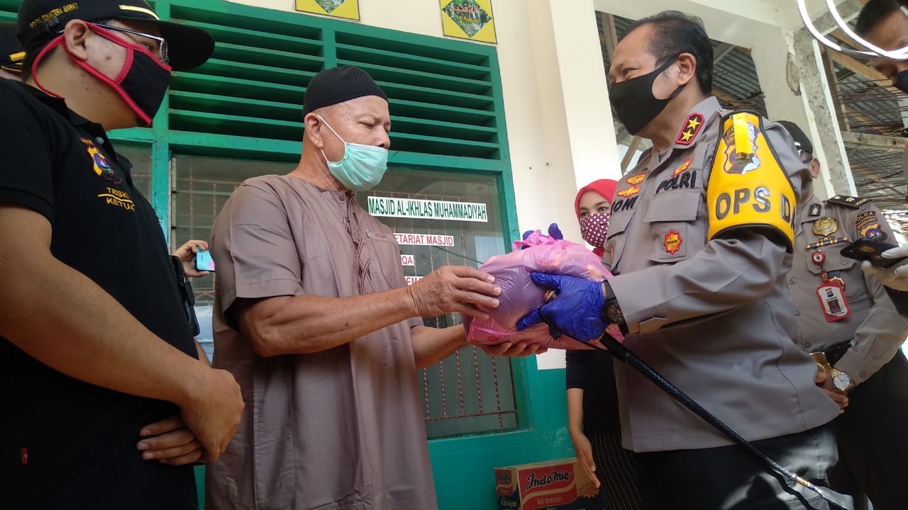 Kapolda Sumbar Irjen Pol Toni Harmanto menyerahkan paket bantuan kepada pengurus Panti Asuhan Muhammadiyah Cabang Pauh. (Foto: Polda Sumbar)
