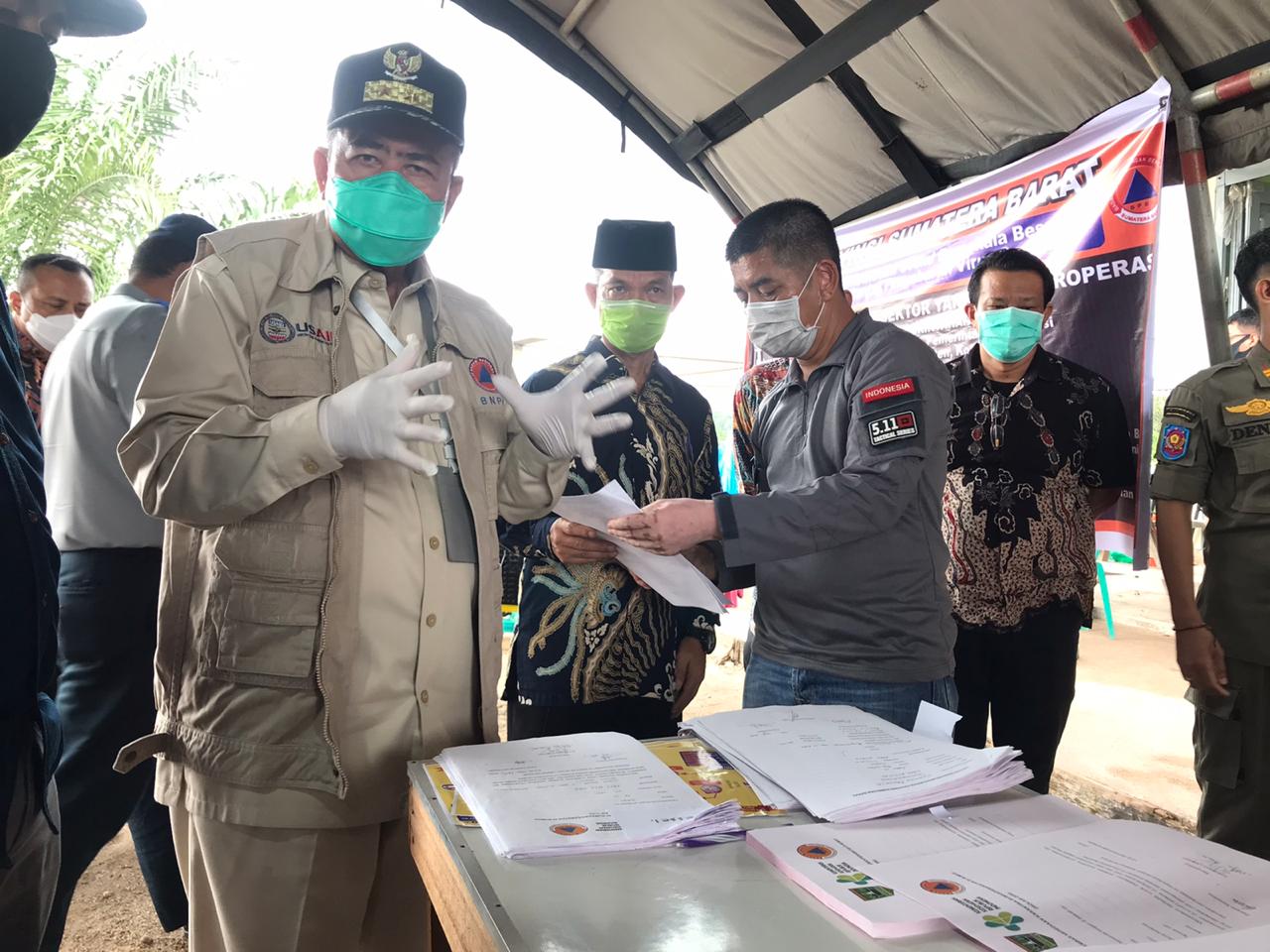 Wakil Gubernur Sumbar Nasrul Abit ketika meninjau pengawasan Tim Covid-19 di Pos Perbatasan Sumbar-Riau di Nagari Tanjung Balik, Kecamatan Pangkalan Koto Baru, kabupaten Limapuluh Kota. (Foto: Humas Pemprov Sumbar)