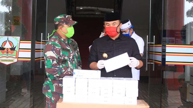 Pemkab Dharmasraya Terima Bantuan APD dan Masker dari Mabes TNI