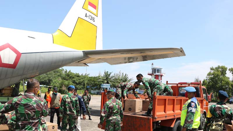Mendarat di Bandara Tabing, Hercules Bawa Tambahan Bantuan APD dan Masker