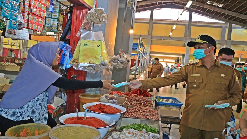 Wako Pariaman Genius Umar Bagikan Masker Gratis di Pasar Balai Kuraitaji