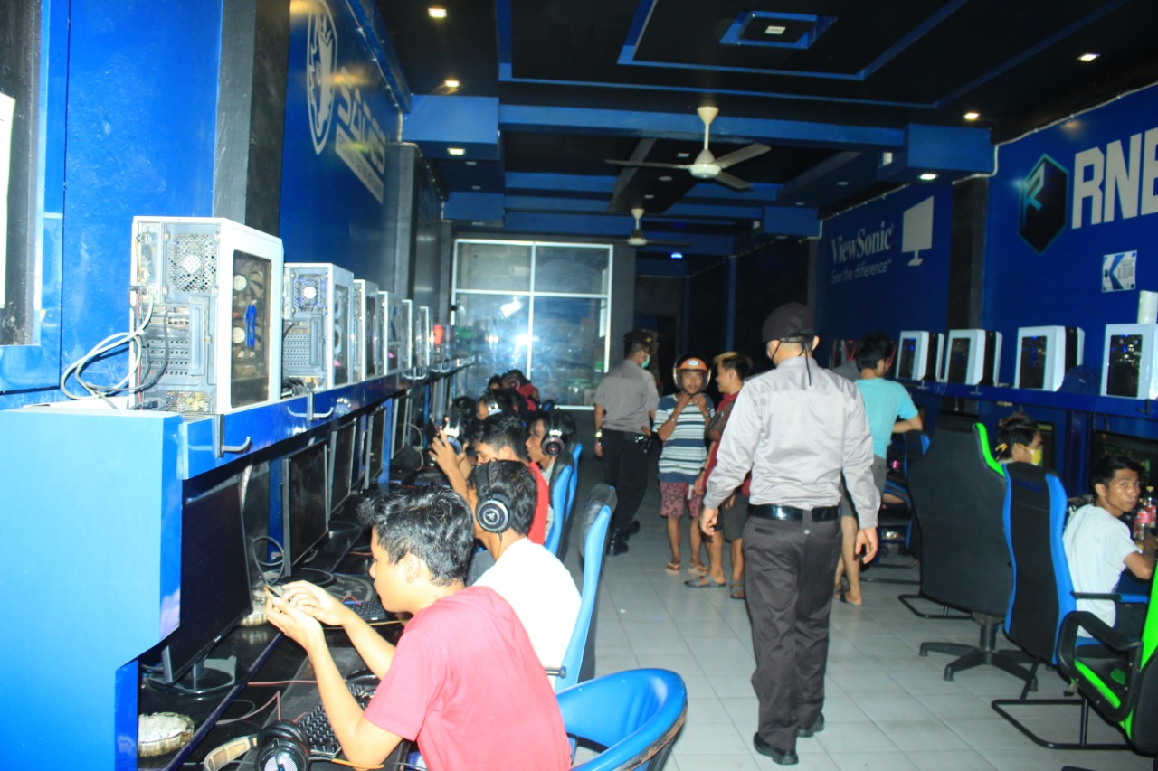 Remaja di Padang masih keluyuran dan main internet di tengah wabah corona