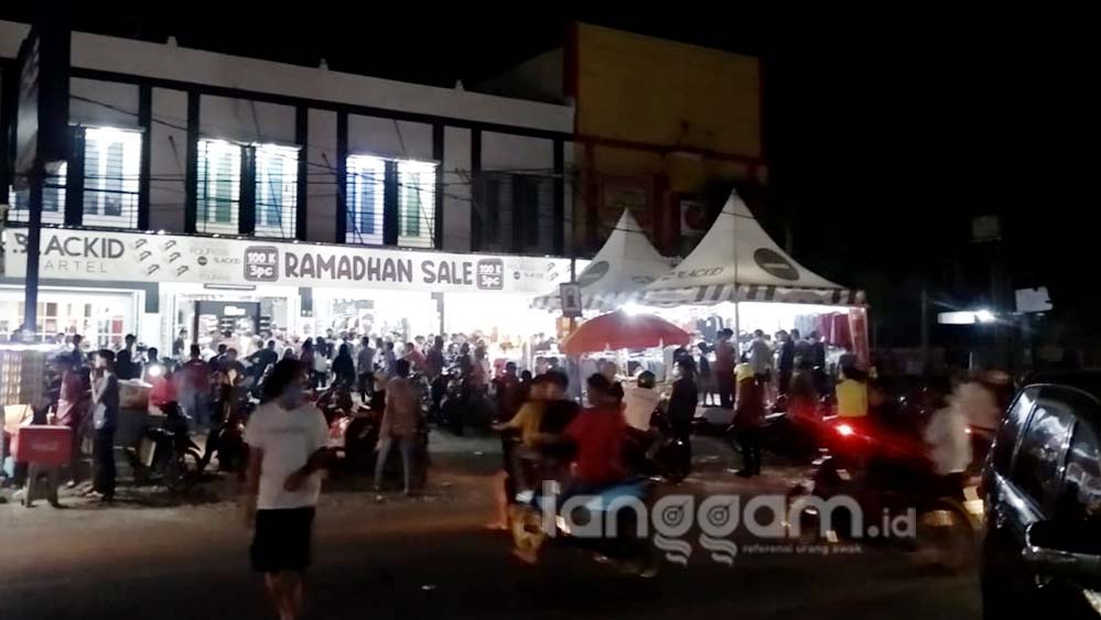 Salah satu potret keramaian warga H-2 jelang Lebaran 2020 di kawasan Gunung Pangilun, Kota Padang. (Foto: Irwanda)