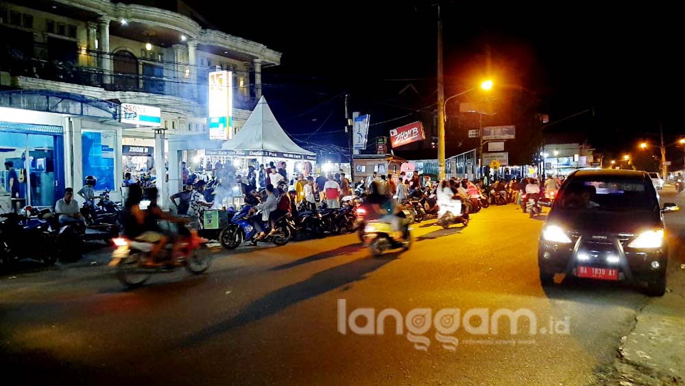 Salah satu potret keramaian warga H-2 jelang Lebaran 2020 di kawasan Anduring, Kota Padang. (Foto: Rahmadi)