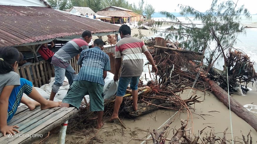Abrasi di Nagari Api Api Pasar Baru, Relawan Audy Bantu 600 Karung Berisi Pasir