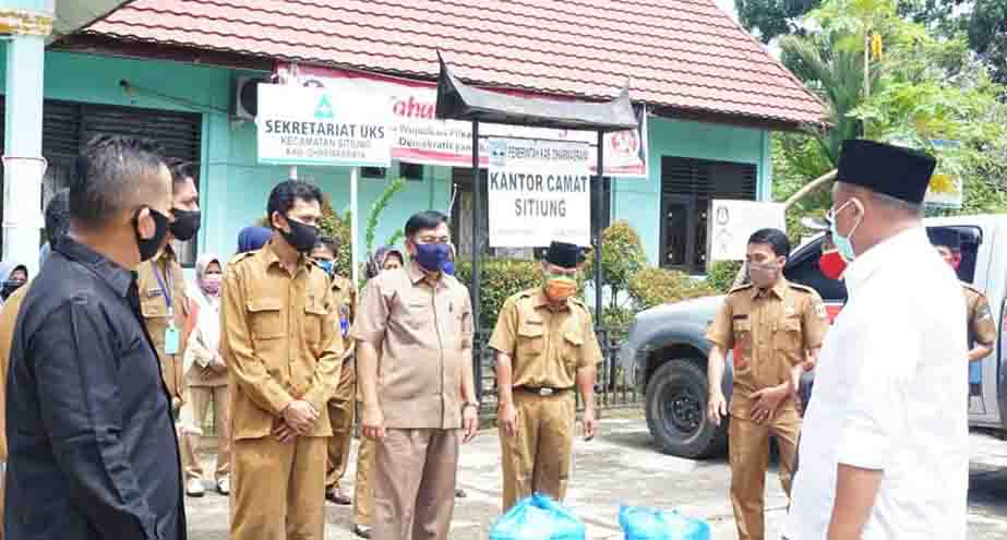 Bupati Dharmasraya Kembali Bagikan Puluhan Ribu Masker ke Masyarakat