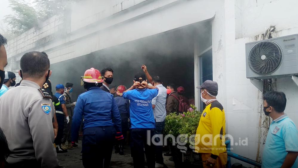 Gedung Koppas Plaza di Pasar Raya Padang Terbakar