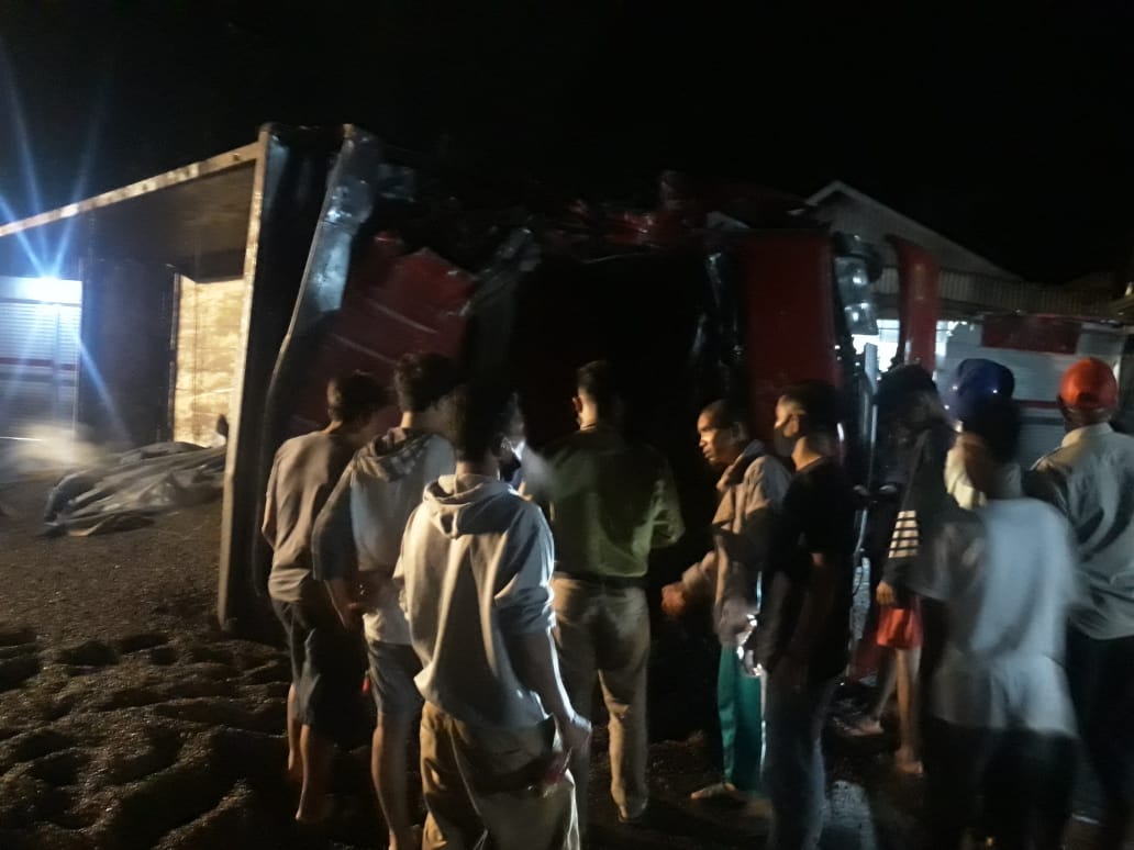 Kondisi truk yang hancur di Padang dan sopirnya meninggal. (Foto: Dok.Polisi)
