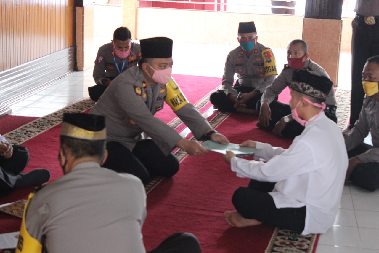 Seorang tahanan Polres Sijunjung bernama Handester White Sipalakkai resmi memeluk agama Islam. (Foto: Dok.Polres Sijunjung)