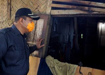 Wakil Walikota Pariaman Mardison Mahyuddin saat meninjau rumah warga tidak layak huni di Kelurahan ;Lohong Kecamatan Pariaman Tengah, Senin (13/04/2020).