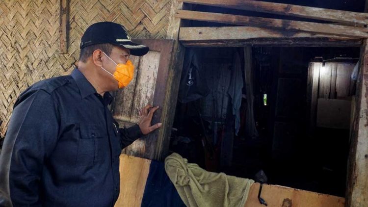 Wakil Walikota Pariaman Mardison Mahyuddin saat meninjau rumah warga tidak layak huni di Kelurahan ;Lohong Kecamatan Pariaman Tengah, Senin (13/04/2020).