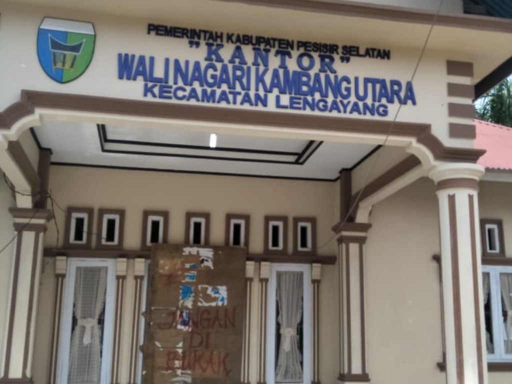 Kantor Wali Nagari Kambang Utara, Kecamatan Lengayang, Kabupaten Pesisir Selatan yang sempat disegel warga