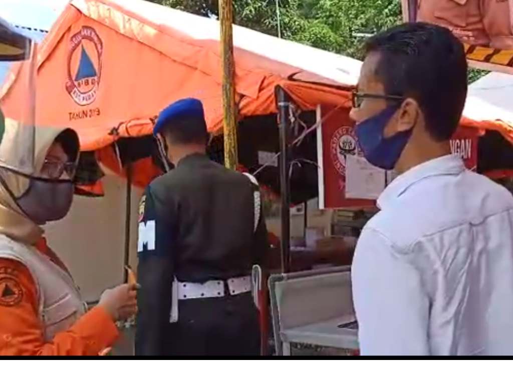 Screnshoot video ribut-ribut Ketua KPU Sumbar dan petugas pos Covid-19 di Lubuk Paraku, Kota Padang. (Foto: Istimewa)