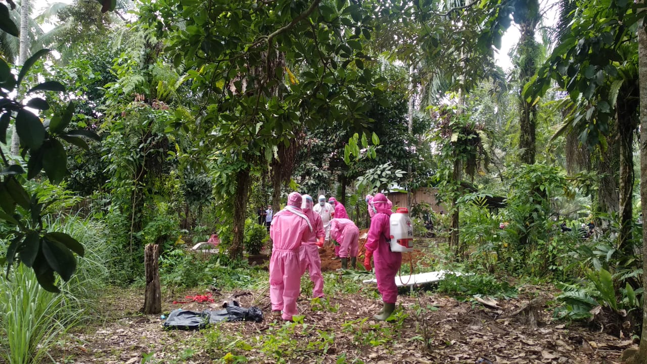 Anggota Satgas Covid-19 Pasaman Barat dan Relawan PMI Pasaman Barat melakukan proses pemakaman M sesuai protap covid-19 di Batang Lingkin, Sabtu, (9/5/2020). (Iyan)