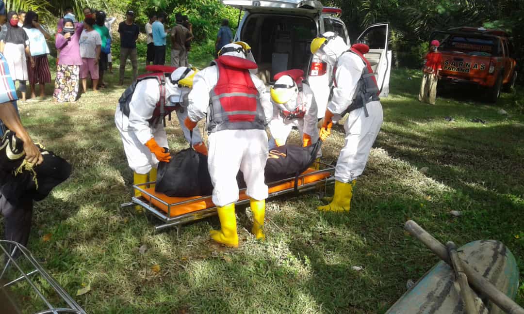 Evakuasi jasad korban hanyut di sungai Kabupaten Pesisir Selatan. (Sumber: BPBD Pessel)