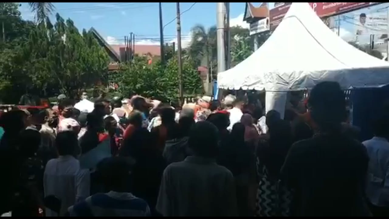 Masyarakat penerima BST Kementerian Sosial membludak saat pengambilan nomor antrian di Kantor PT Pos Indonesia cabang Padang. (Foto: screenshot grup IJTI Sumbar)