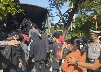 Puluhan warga yang kedapatan melanggar aturan PSBB di Padang diamankan pihak kepolisian. (Foto: Istimewa)