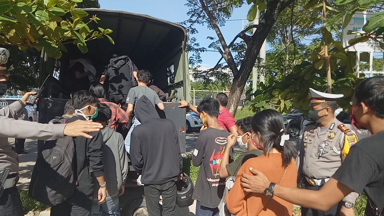 Puluhan warga yang kedapatan melanggar aturan PSBB di Padang diamankan pihak kepolisian. (Foto: Istimewa)