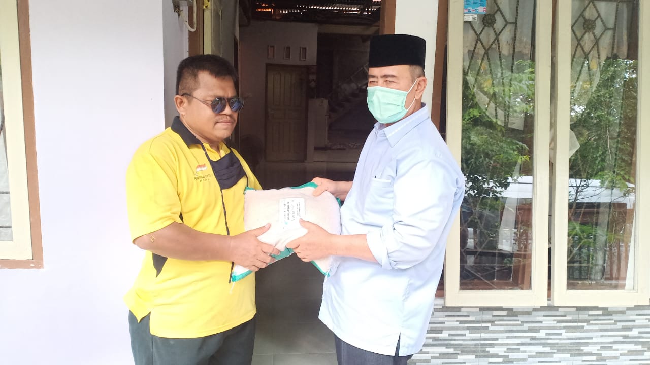 Wakil Gubernur Sumbar Nasrul menyerahkan bantuan sembako kepada Ketua PPDI Kota Padang Icun Suhaldi untuk kaum disabilitas di Padang. (Foto: Humas Pemprov Sumbar)