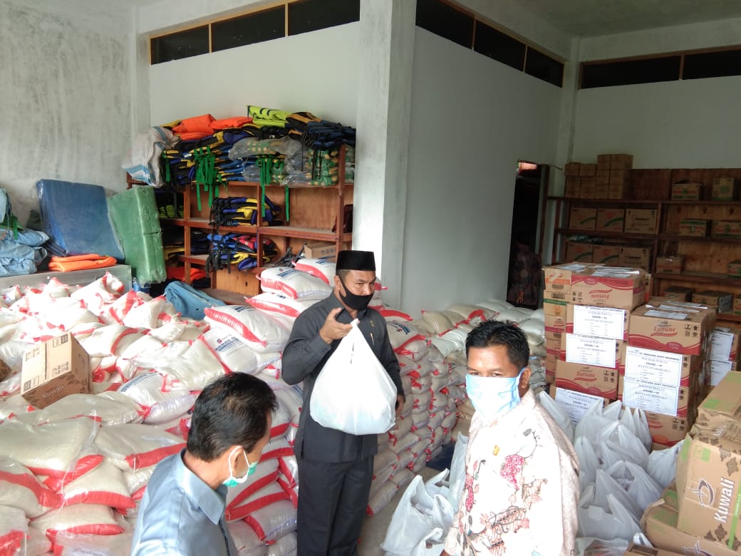 Komisi II DPRD Solsel meninjau bantuan di gudang penyimpanan logistik Dinas Sosial Solsel beberapa waktu lalu. (Foto: Istimewa)