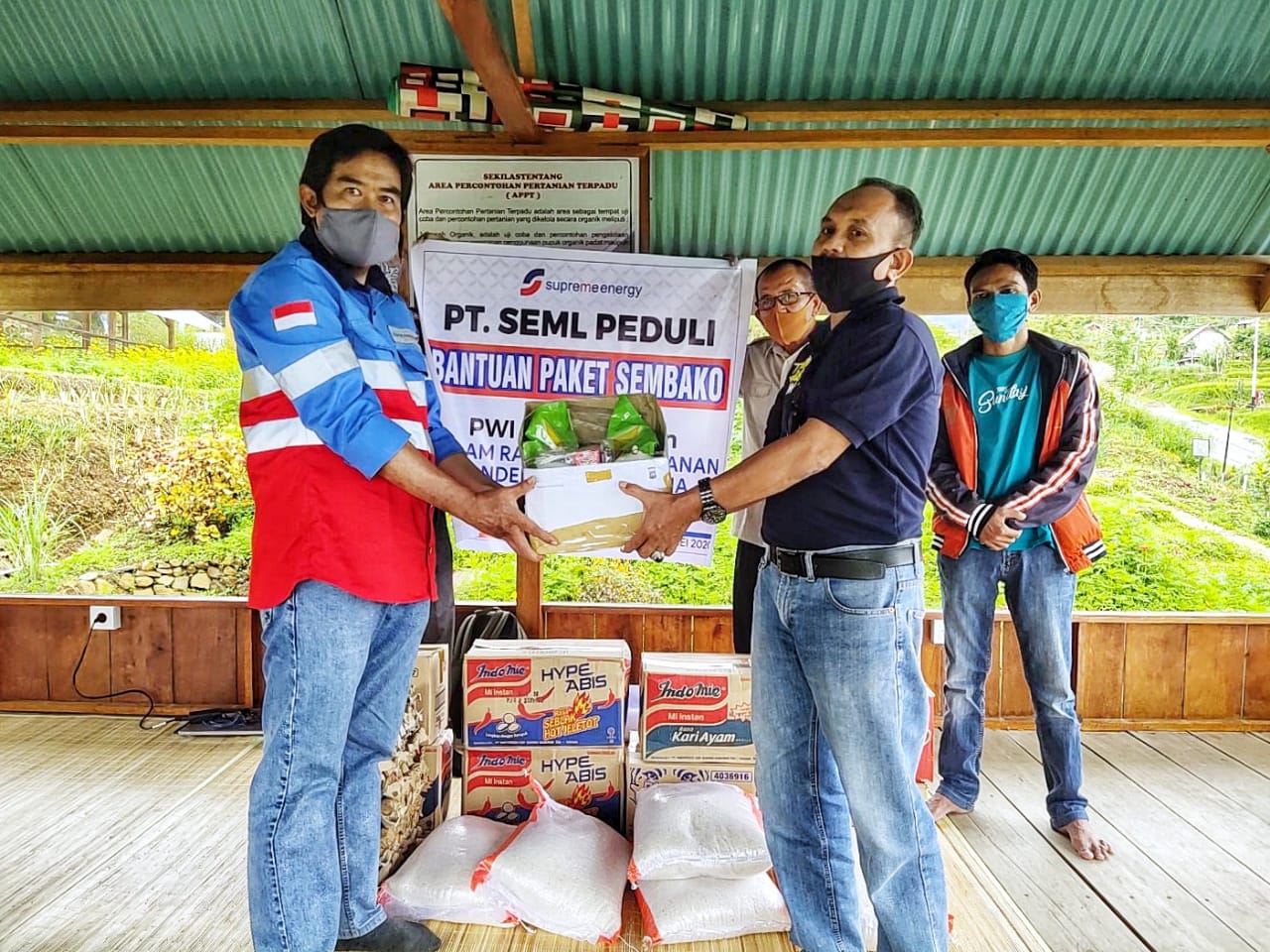 Perwakilan wartawan di Solok Selatan terima sembako dari PT SEML