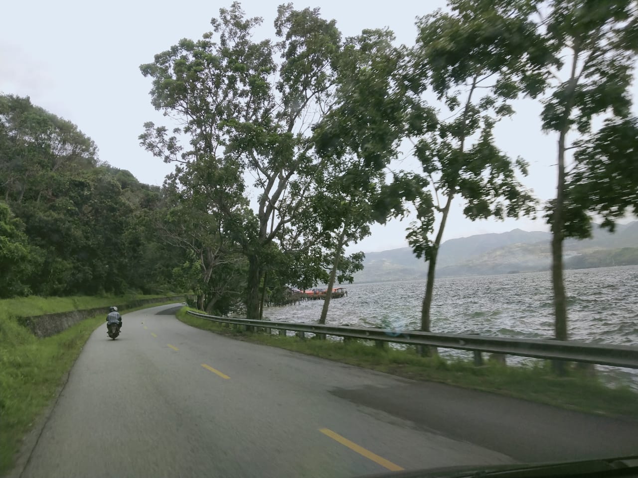 Kondisi lalu lintas Bukittinggi-Solok, tepatnya di kawasan Danau Singakarak. (Foto: OSH)