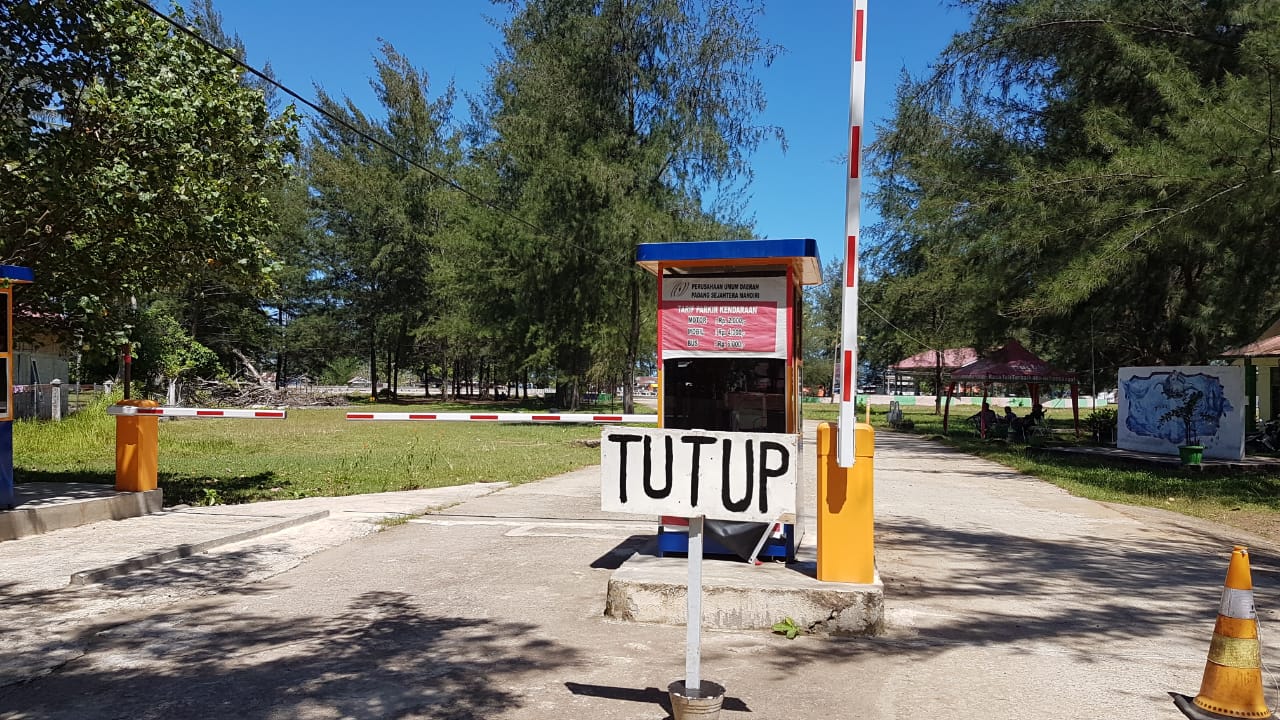 Pintu masuk yang dikelola Pemerintah Kota Padang sudah ditutup. (Foto: Irwanda)
