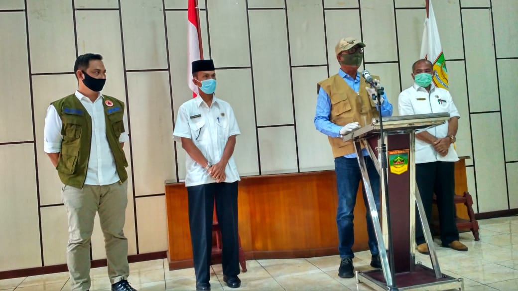 Ketua Gugus Tugas Percepatan Penanganan (GTP2) Covid-19 Solsel, Abdul Rahman saat menyampaikan perkembangan kasus covid-19 di Solok Selatan. (Foto: Humas Pemkab Solsel)