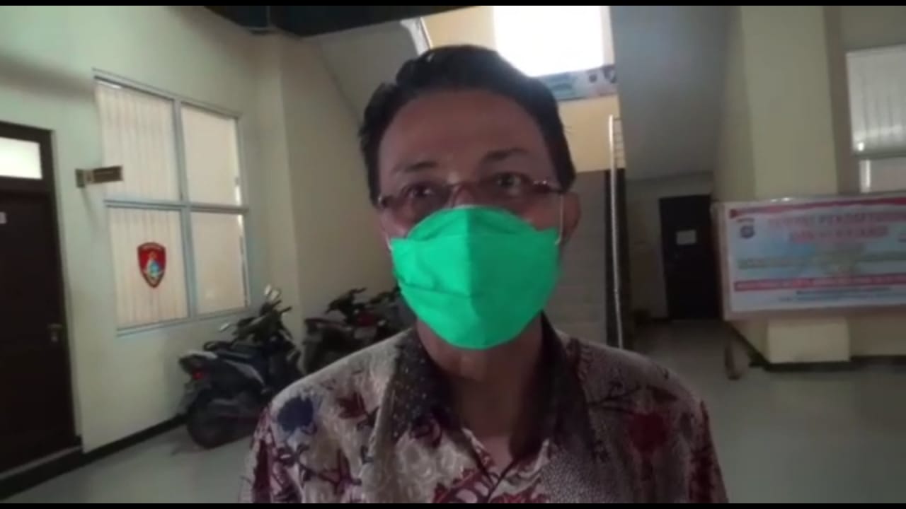 Bupati Agam Indra Catri usai menjalani pemeriksaan di Polda Sumbar sebagai saksi atas dugaan pencemaran nama baik anggota DPR RI, Mulyadi. (Foto: Irwanda)