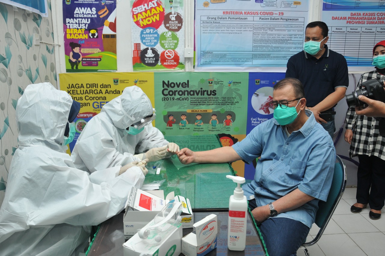 Wagub Sumbar Nasrul Abit ketika menjalani rapid test sebelum berangkat ke Mentawai. (Foto: Humas Pemprov Sumbar)