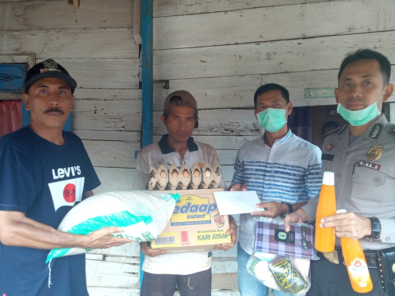 Polisi bersama perantau bantu warga di Kecamatan Sutera, Kabupaten Pesisir Selatan. (Foto: Istimewa)