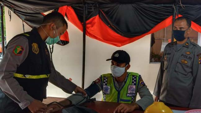 Biddokkes Polda Sumbar Periksa Kesehatan Petugas di Perbatasan