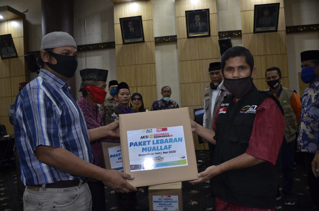 Penyerahan paket lebaran dari ACT Sumbar kepada perwakilan mualaf di Padang