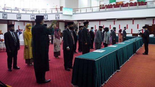 Rektor Yuliandri Lantik 21 Pejabat Baru Unand