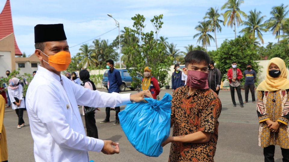 Wako Pariaman Serahkan Bantuan Sembako Kepada Tenaga Honorer