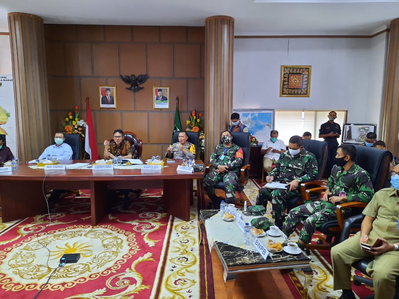 Gubernur Sumbar Irwan Prayitno ketika memimpin rapat bersama bupati dan wali kota membicarakan new normal. (Foto: Dok.Diskominfo Sumbar)