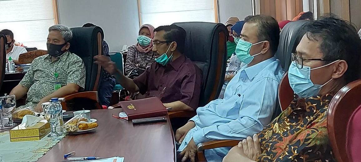 Kepala Laboratorium Biomedik Fakultas Kedokteran Unand, Andani Eka Putra (dua dari kiri) ketika menjelaskan tentang covid-19 dalam rapat bersama Gubernur Sumbar dan seluruh kepala daerah di Sumbar melalui video conference. (Foto: Dok.Humas Pemprov Sumbar)
