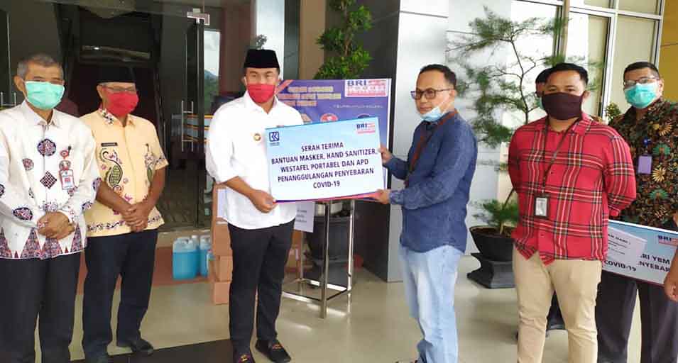 BRI Serahkan Bantuan APD dan Masker untuk Penanganan Covid-19 di Dharmasraya