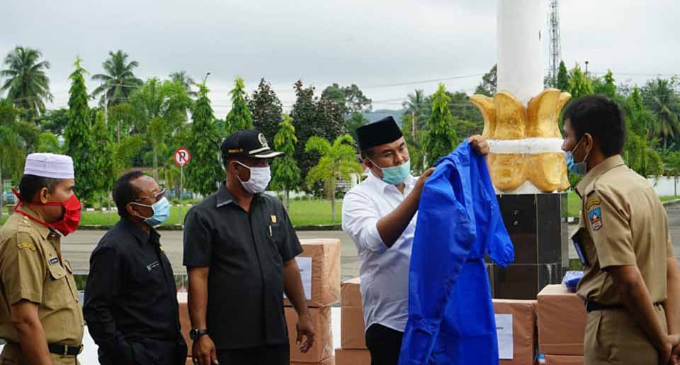 2 Perusahaan Serahkan Bantuan 135 APD untuk Penanganan Covid-19 di Dharmasraya