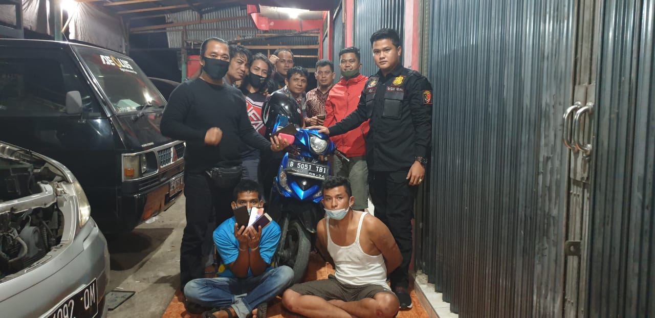 Pencuri dan penadah barang curian yang diringkus jajaran Polres Padang Pariaman. (Foto: Dok.Polres Padang Pariaman)