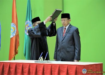 Ganefri dilantik menjadi Rektor UNP periode kedua. (Foto: Humas UNP)
