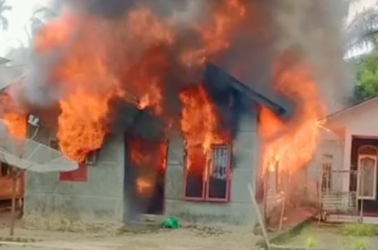 3 rumah terbakar di Pasaman Barat. (Foto: Istimewa)
